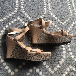 (UGG) Platform Wrap Sandal - Women’s SIZE 11